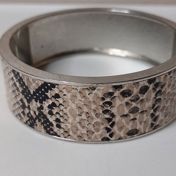 7.5 Inch Hinged Snakeskin Print Bracelet - Picture 5 of 8